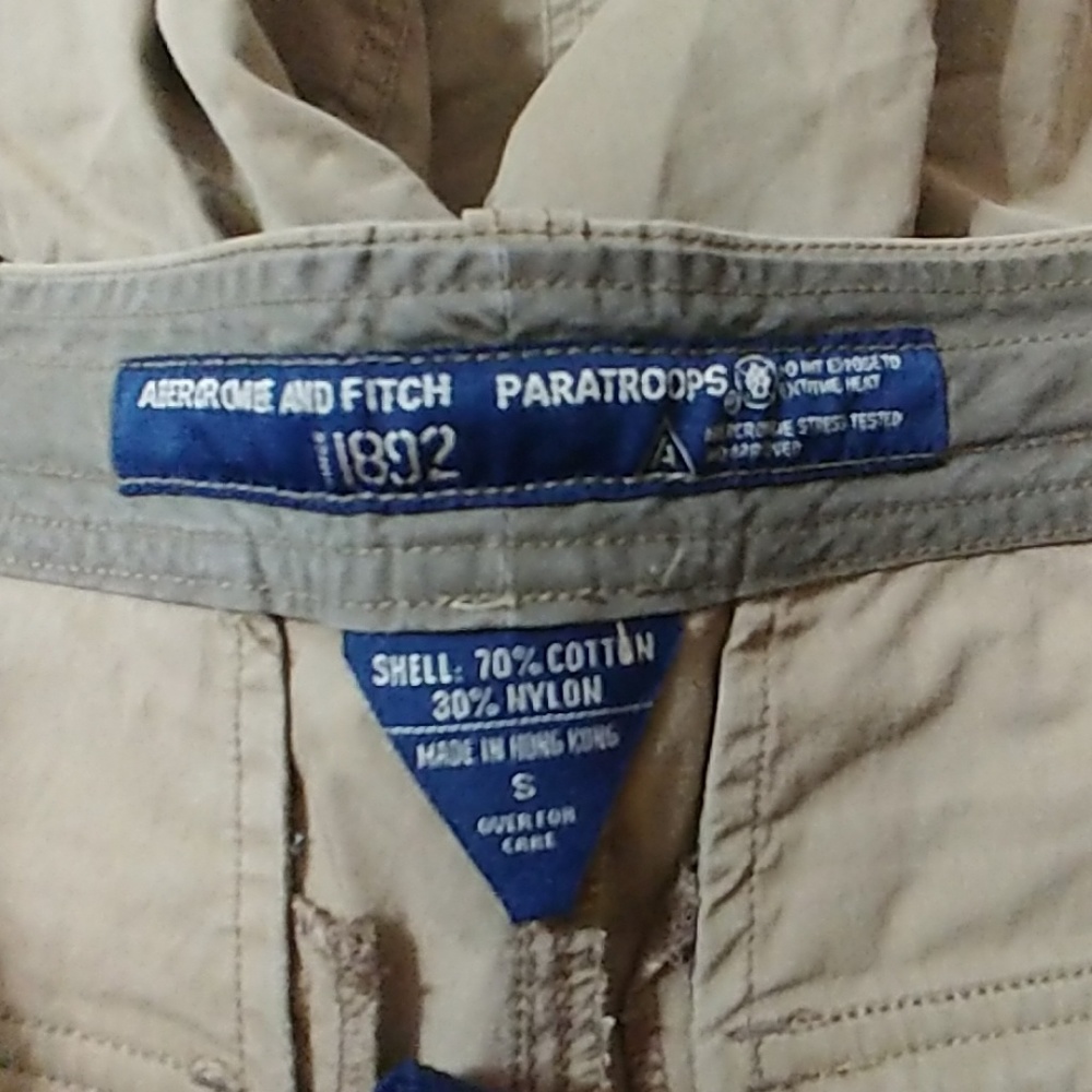A&F Small Cargo shorts - Picture 3 of 3